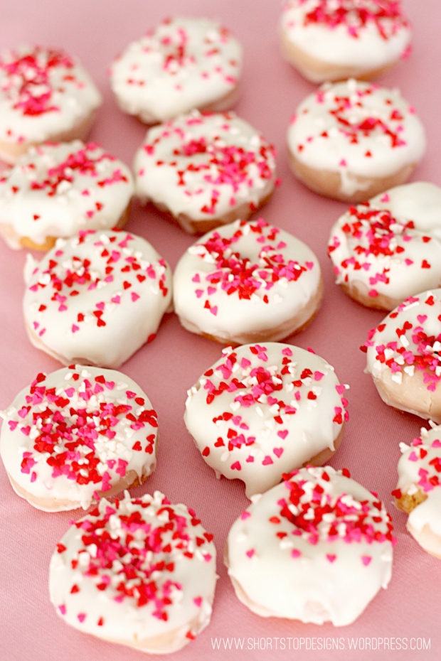 mini valentines donuts